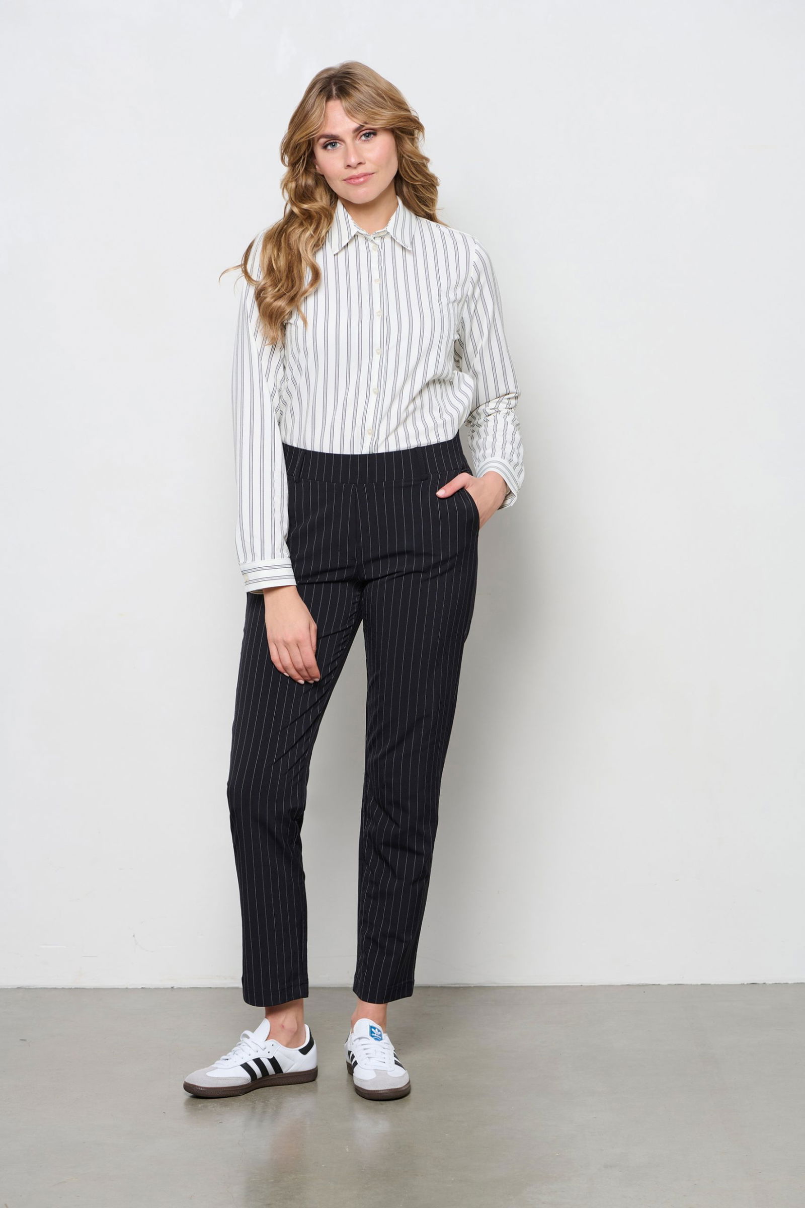 OLIVIA STRIPE TRAVEL RA-White – Black